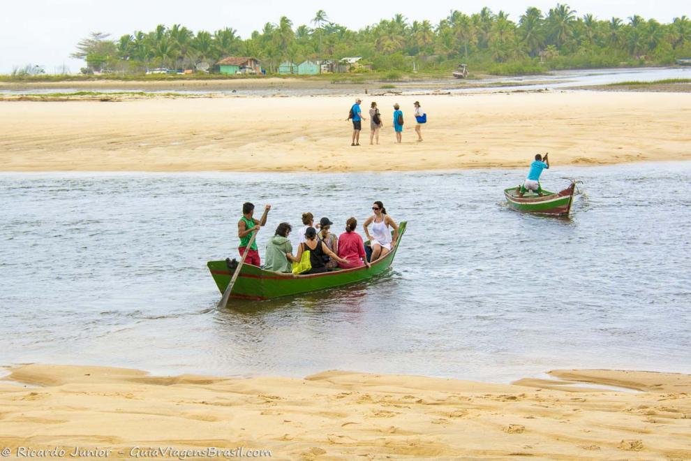 Imagem de pessoas no barco de pescador na Praia de Corumbau.